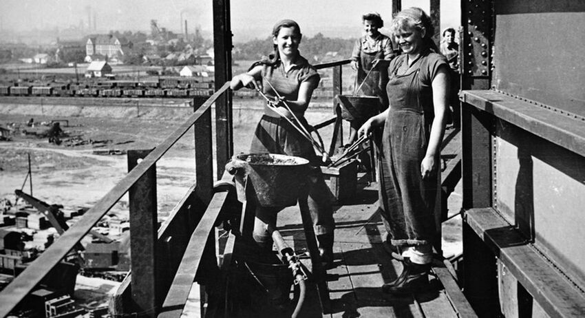 Ohřev nýtů při nýtovacích pracích, Ostrava, 1951. Zdroj: archiv společnosti Liberty Ostrava a Miroslavy Pěčkové